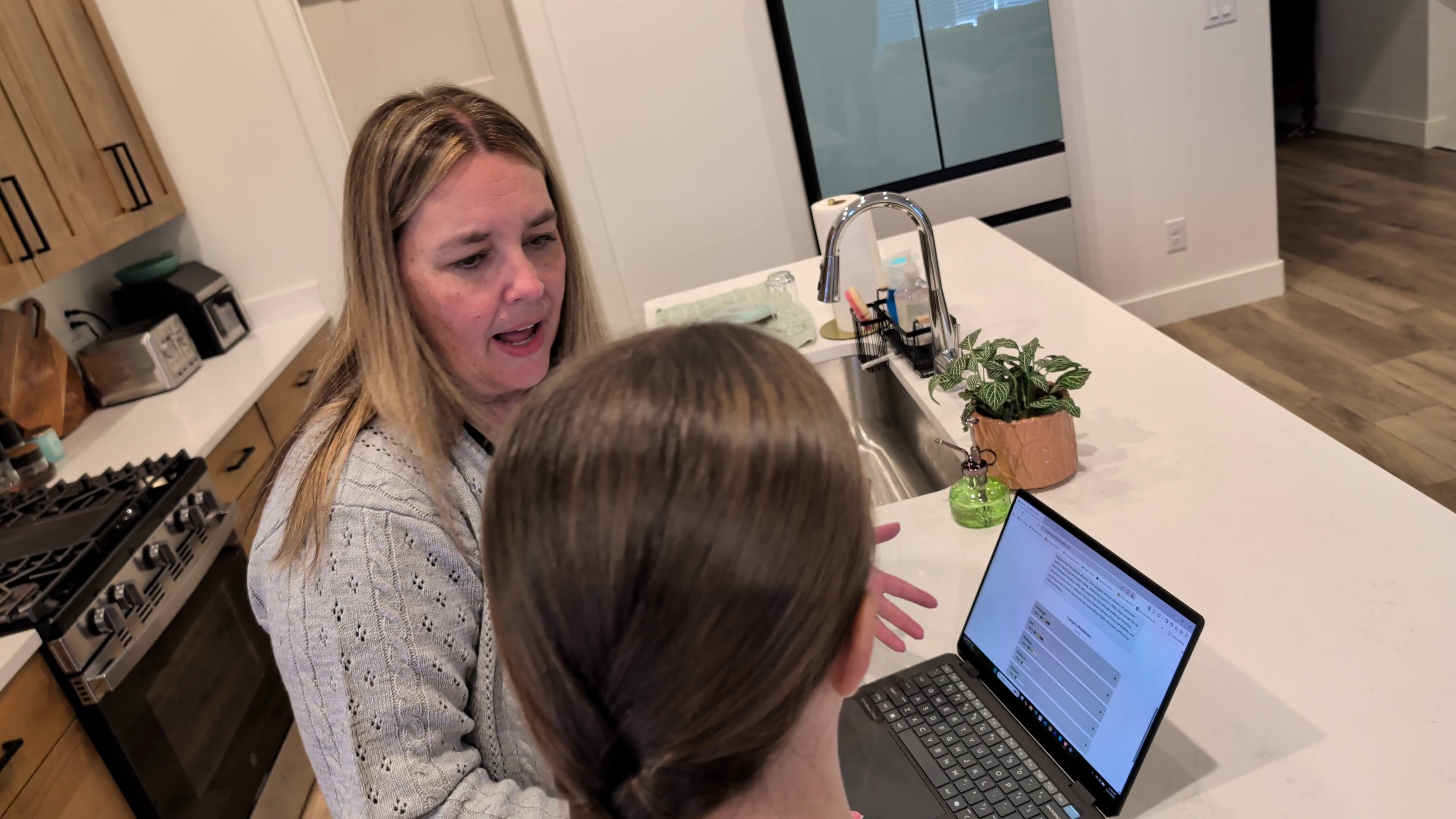 A mother and daughter using Bookrata's filtering on a laptop